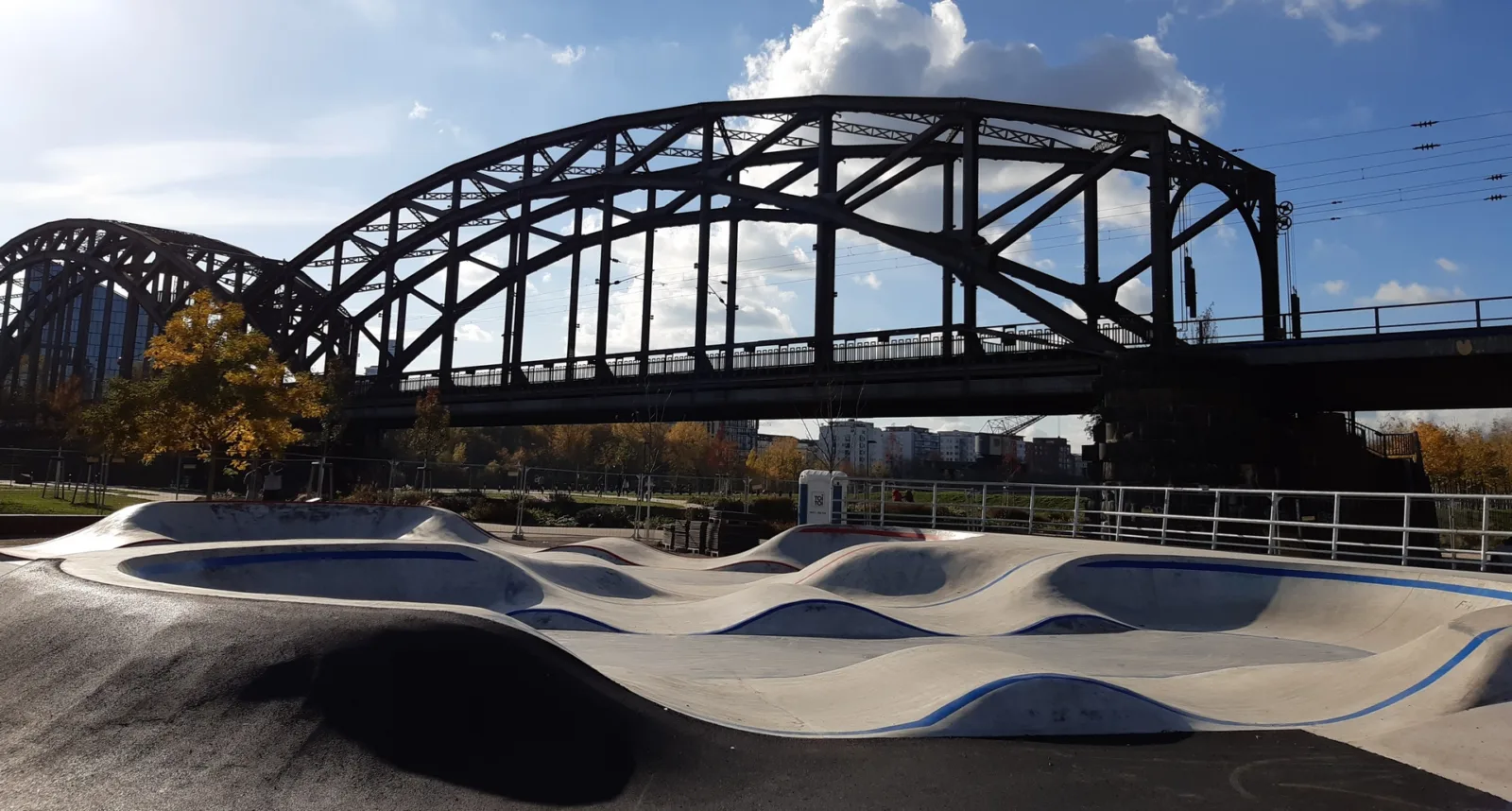 Pumptrack-Parcours im Hafenpark Frankfurt