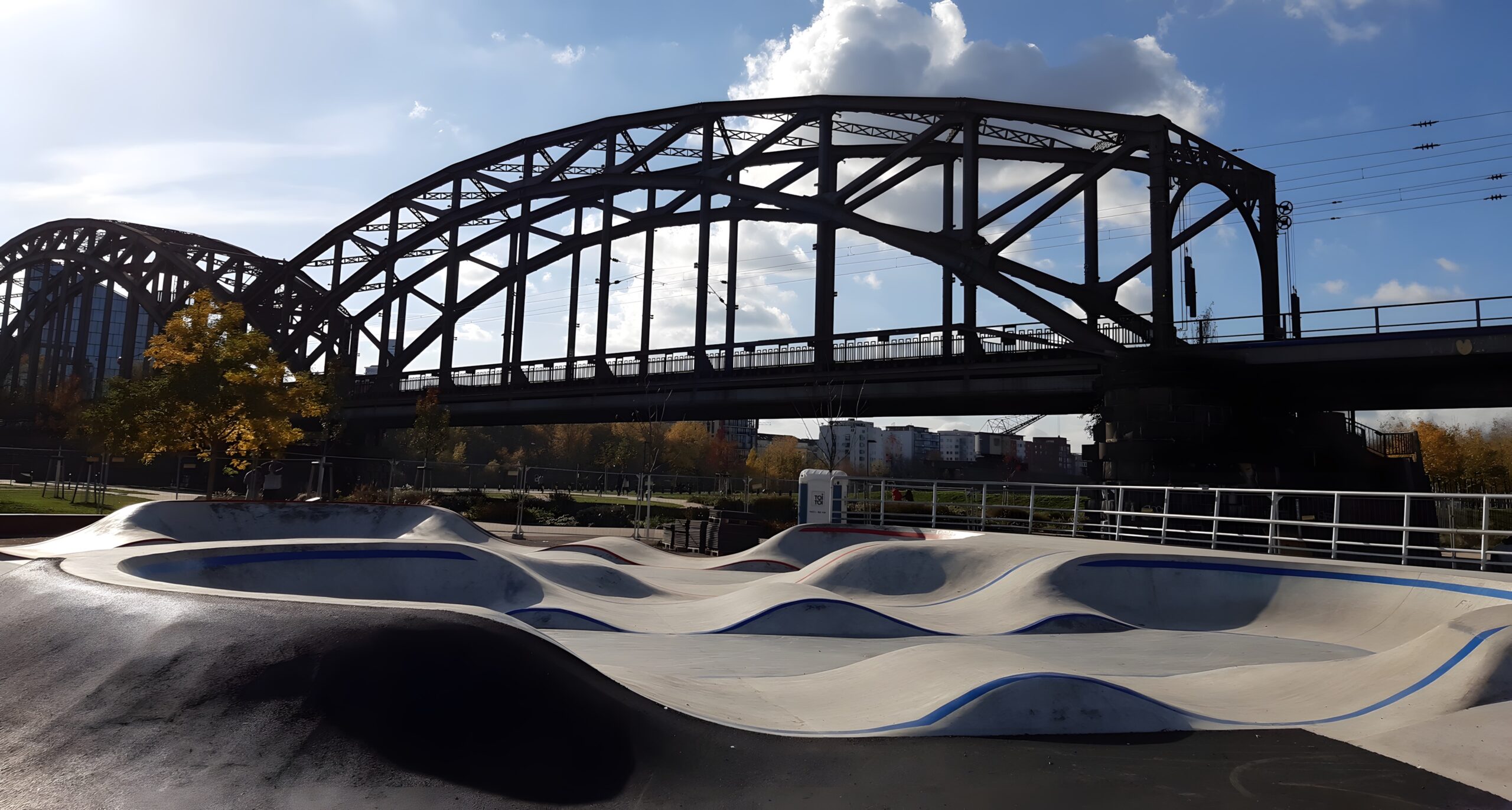 Pumptrack-Parcours im Hafenpark Frankfurt