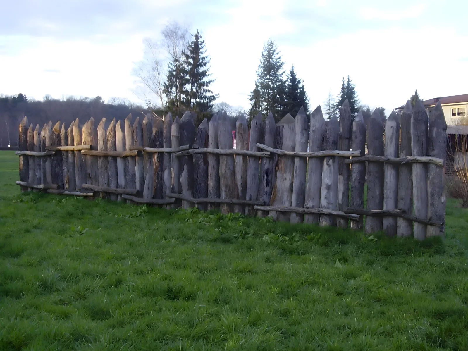 Rekonsturierte Limespalisade und Bodenkarte