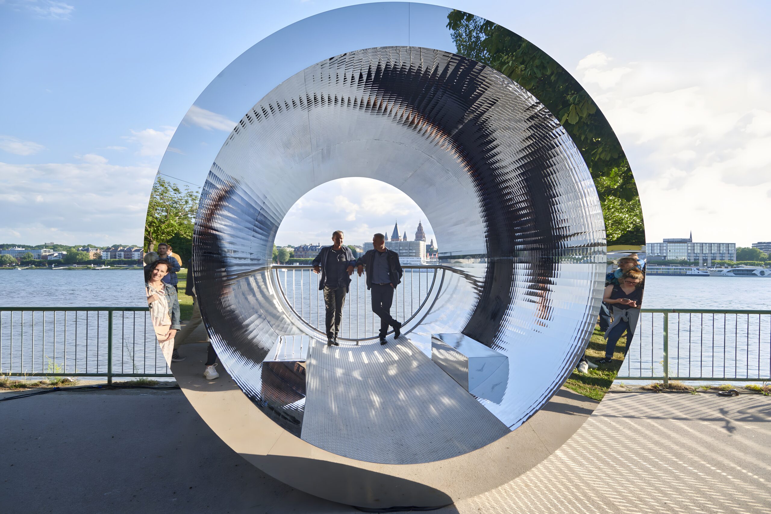 Begehbare Röhrenskulptur „Dem Wasser gewidmet“ am Kasteler Ufer