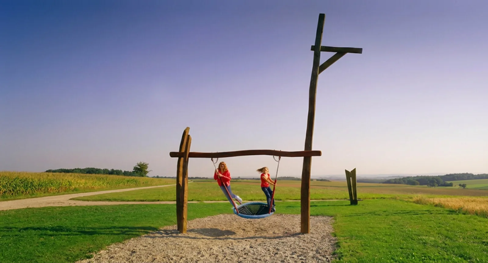 Vogelnestschaukel, Hohe Straße